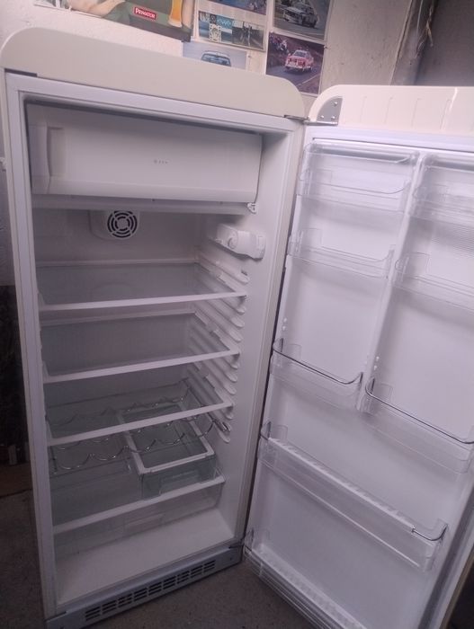 Хладилник Smeg с вътрешна камера