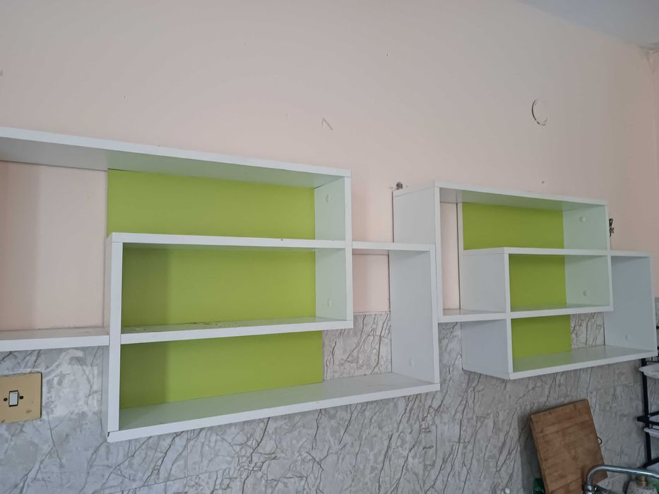 Етажерка бяло и зелено