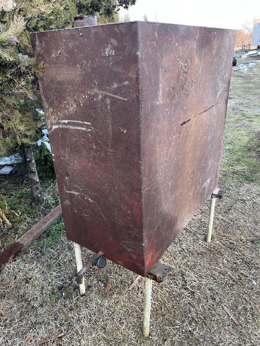 Цистерна 1м. Висока 50см. Широка 500л.