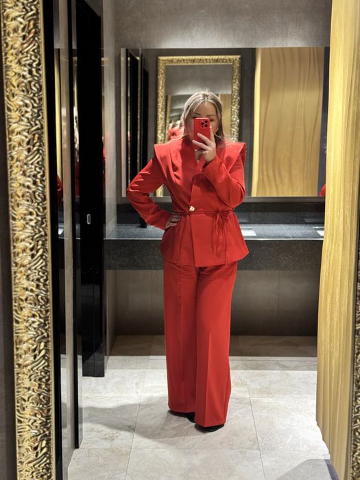 Продаю красный костюм