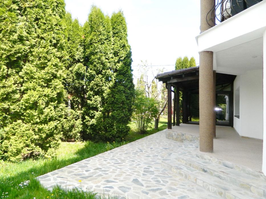 Apartament in vila cu teren propriu