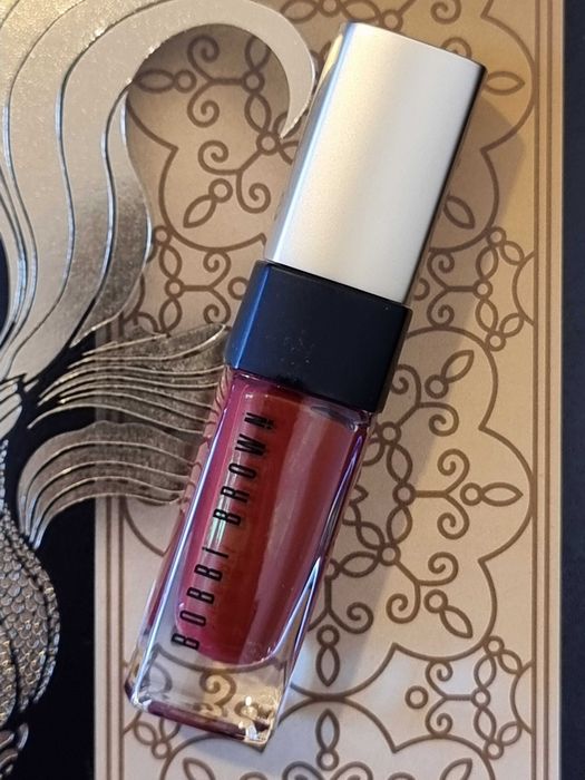 Ruj lichid Bobbi Brown, rosu intens, efect mat
