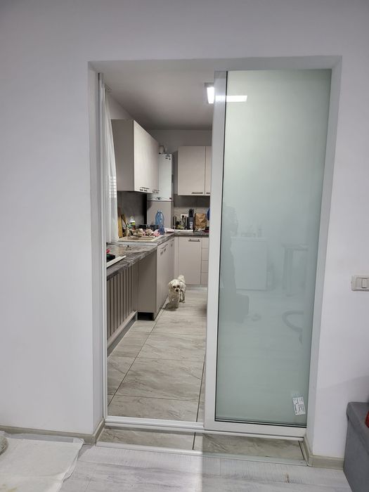Uși glisante aluminiu cu geam termopan