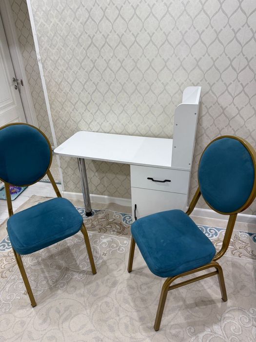 стол и стулья для маникюра