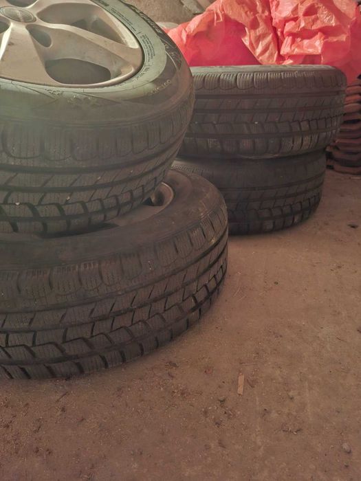 Продавам комплект зимни гуми Евровис 235/60 R16 с алуминиеви джанти – готови за монтаж!
