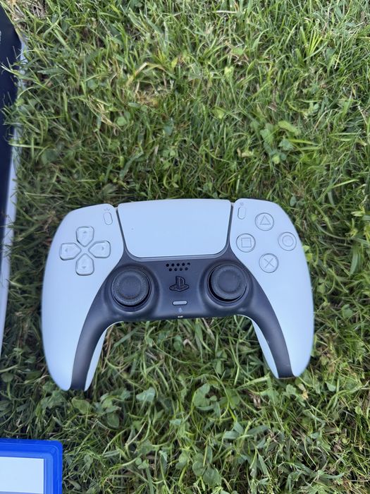 PS5 с 2 джойстика във гаранция  с много игри