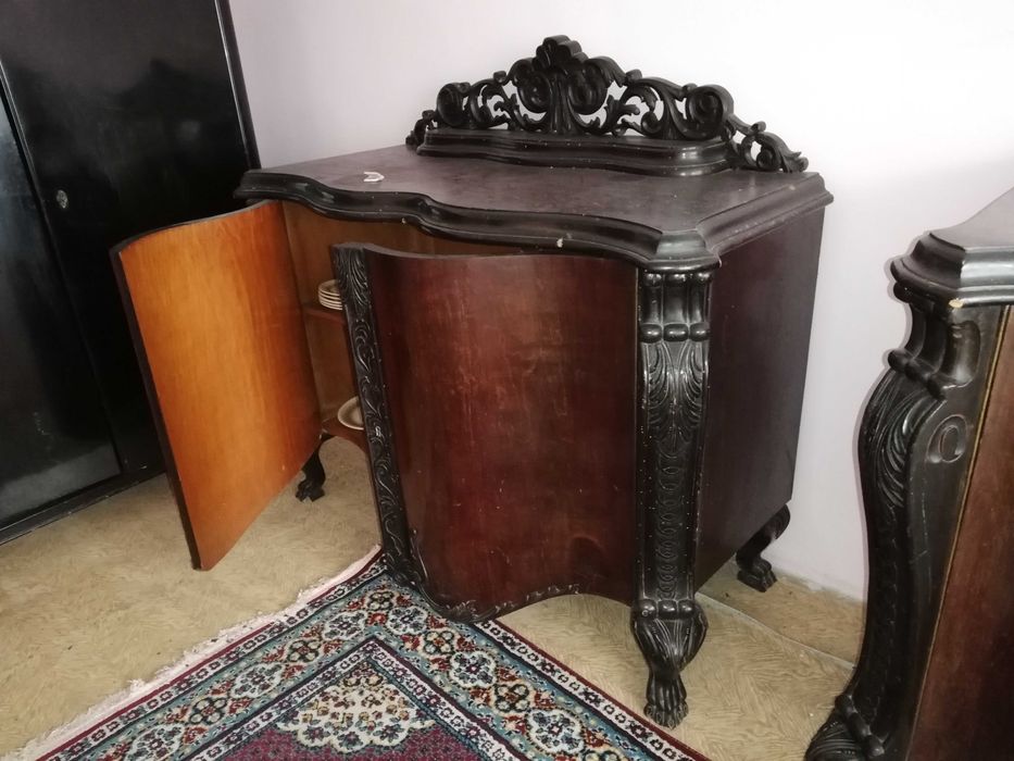Mobila veche de nuc