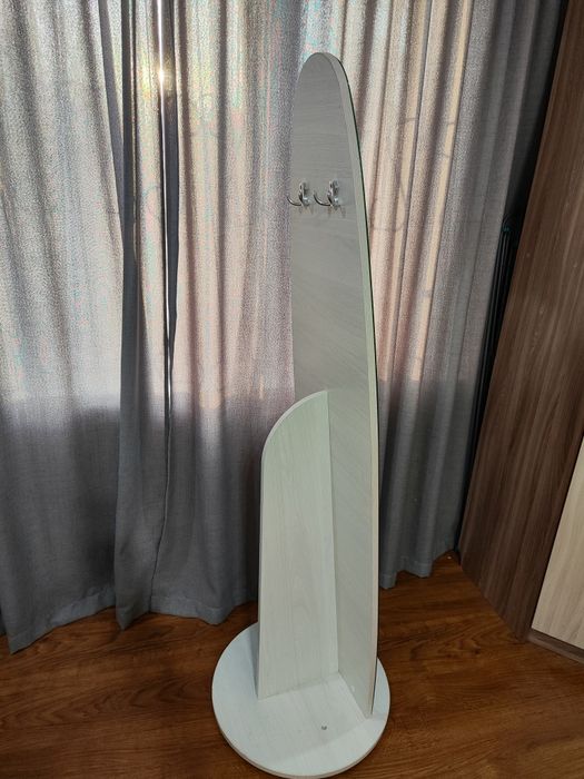 Напольное зеркало