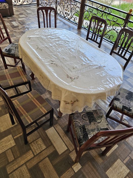 Стол для гостинной