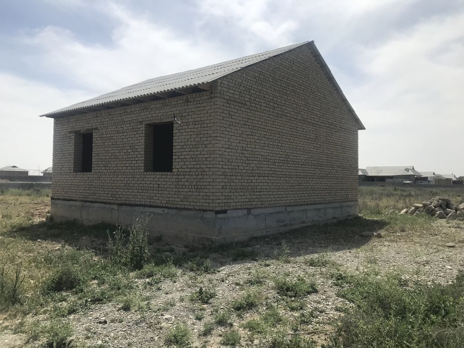 Uy sotiladi 19 kvartal da 6 sotik moʻjal zapravka 4 xona