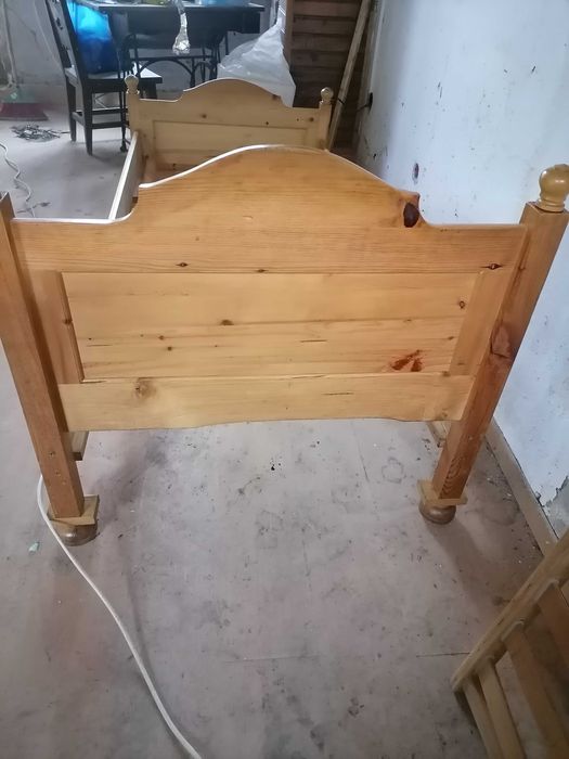 Дървени единични легла с нощни шкафчета