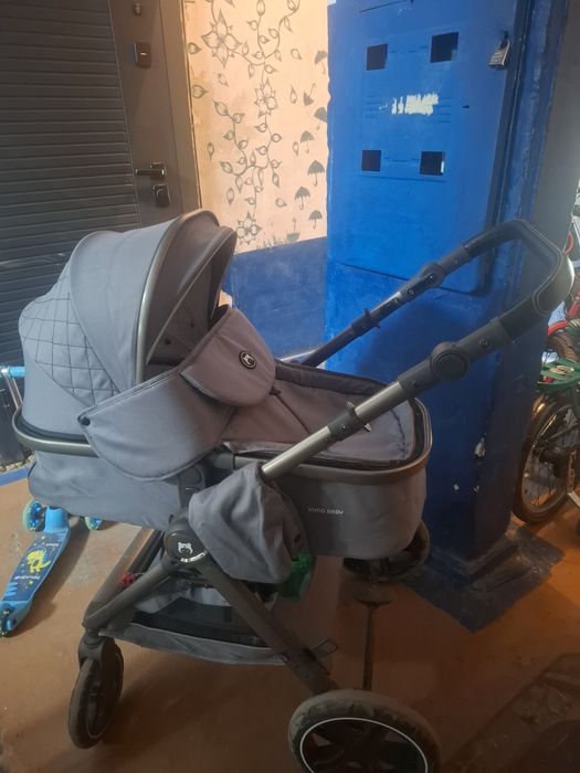 Коляска темно-серого цвета