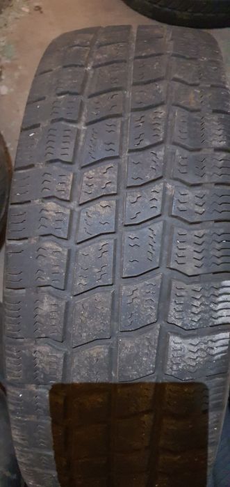 Гуми 4бр 215/65/16 с - 1бр  - 65лв