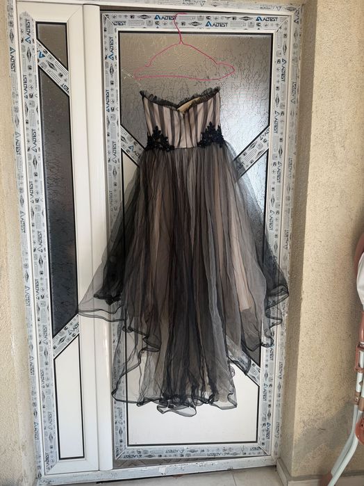 Луксозна официална рокля тип „Принцеса“ – съчетание от черен тюл, бежова основа и ръчна бродерия с камъни