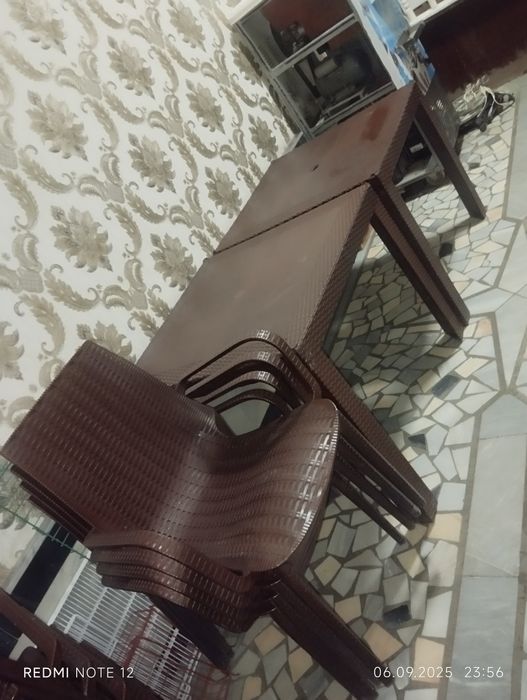 2ta stol oynalari blan 8 ta stulchik kelishamiz bemalol telefon qisala