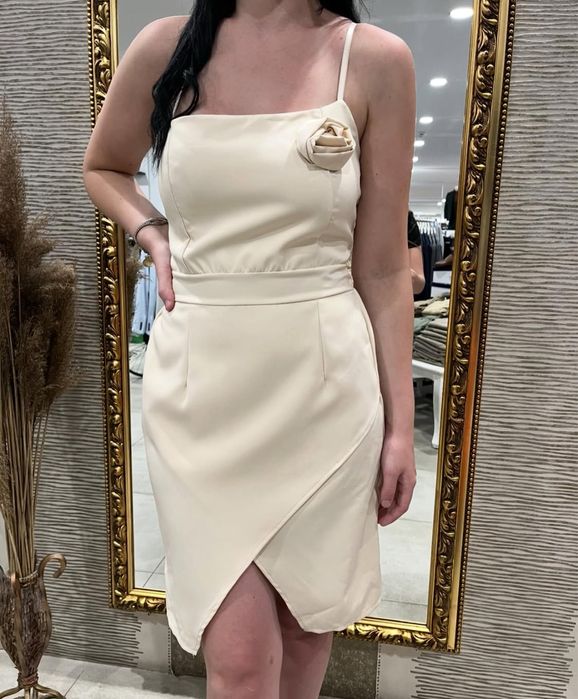 Кокетна екрю къса рокля