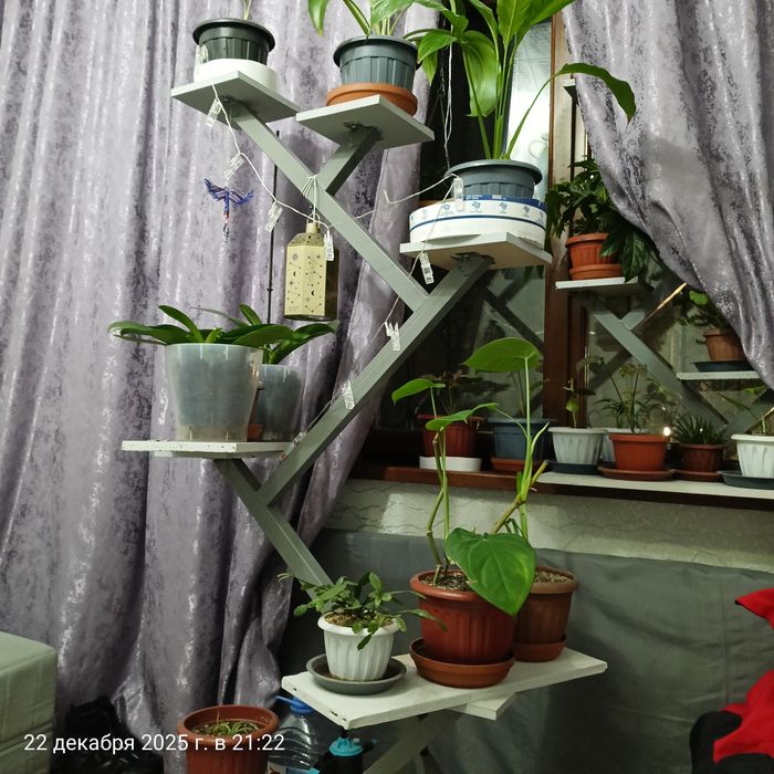 Продам полку для цветов.