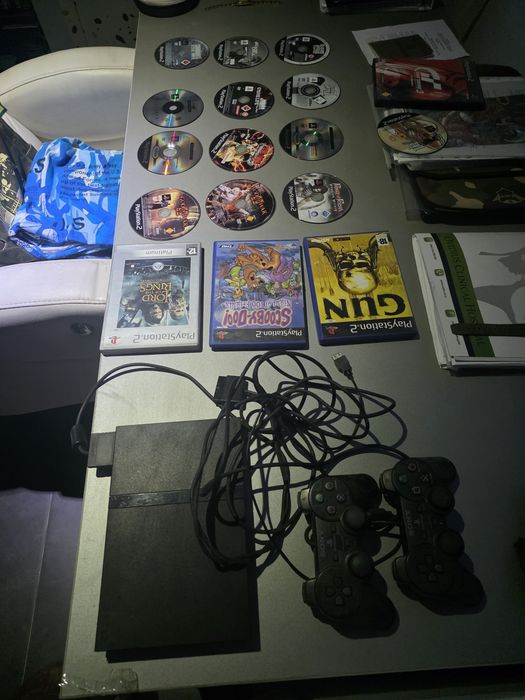 PlayStation 2,2 bucăți funcționale unul NTSC - J, 2 controlere .card de memorie și unul PAL  2 controlere card mem sigilat . Prefer predare personală.