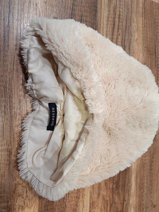 Дамска зимна шапка Reserved