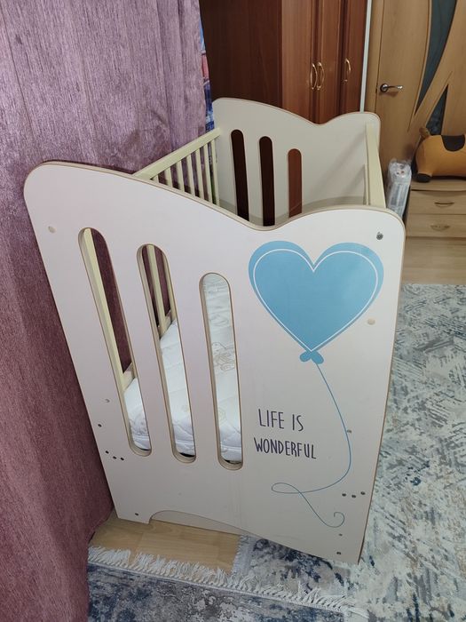 Кроватка детская с маятником