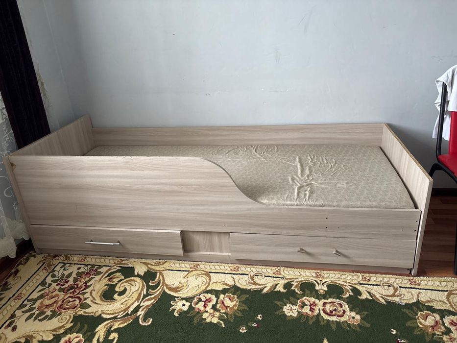 Кровать с матрасом