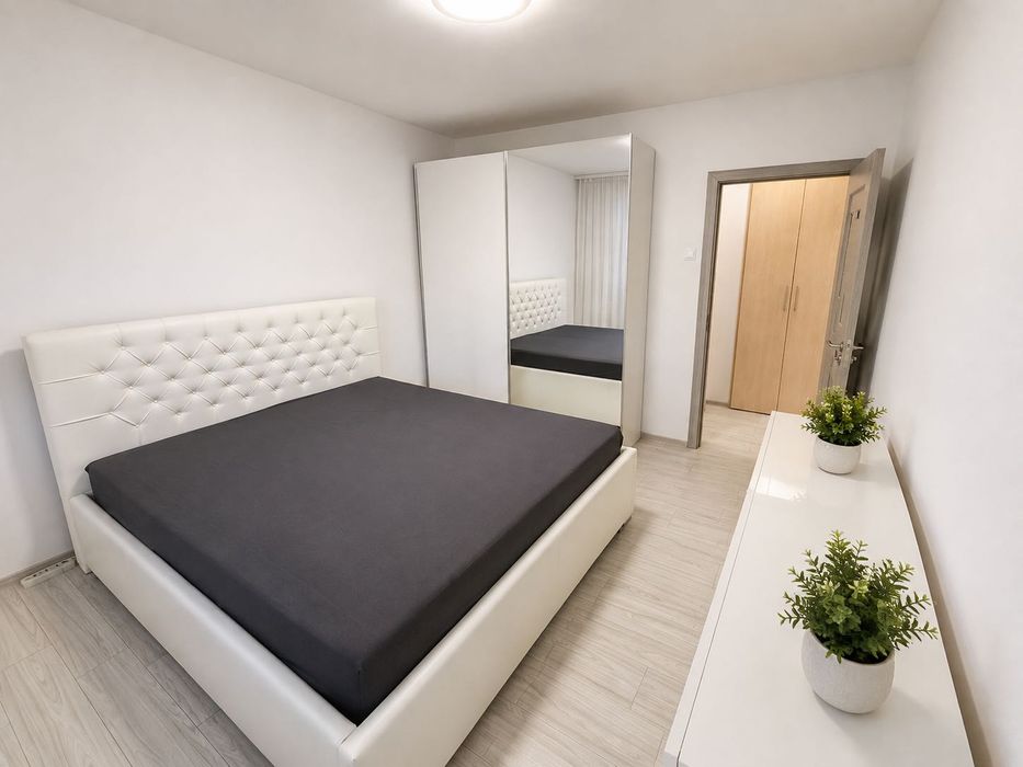 Se închiriază apartament cu 2 camere, decomandat, având o suprafață utilă de 52 mp, situat la etajul 3 din 4, în cartierul Rogerius.