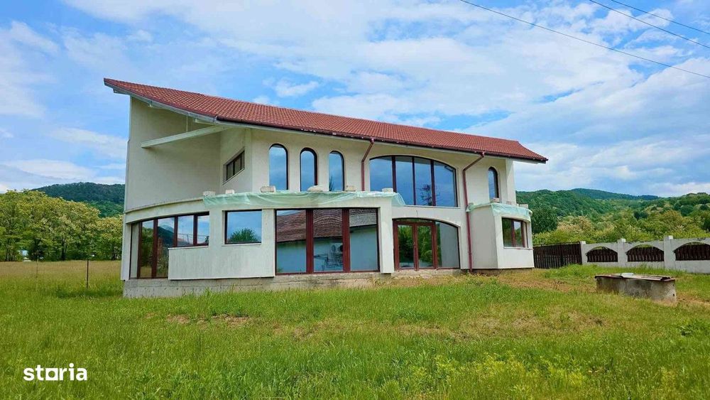 DE VÂNZARE! Proprietate Cu Arhitectură Unică Bunești Vâlcea 219.000 E