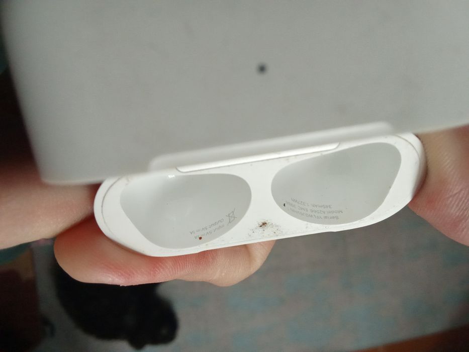 Продам кейс от air pods оригинал