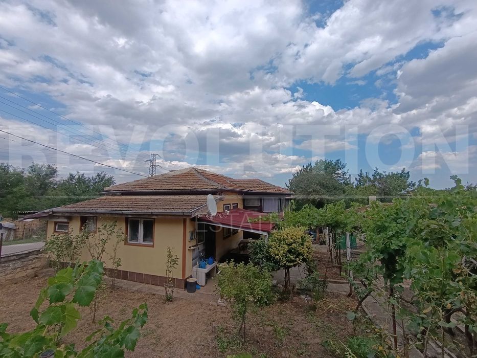 Просторна къща с голям двор и стопански постройки в с. Владимирово!