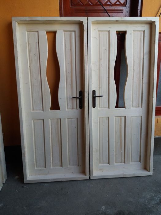 Producător de uși și ferestre din lemn masiv,brad.