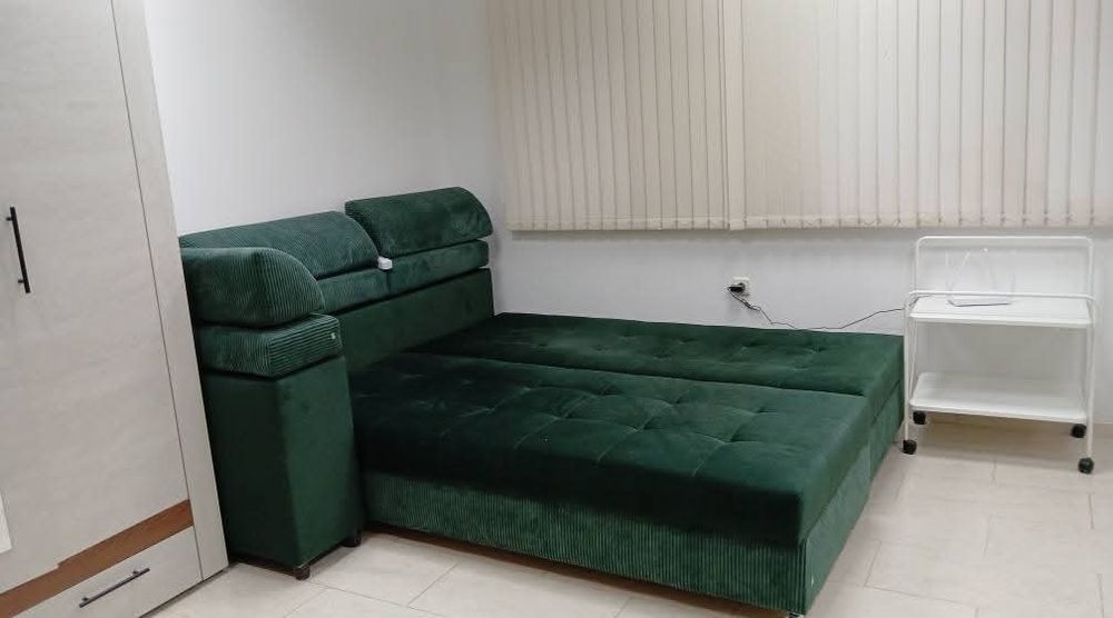 Дава се студио под наем