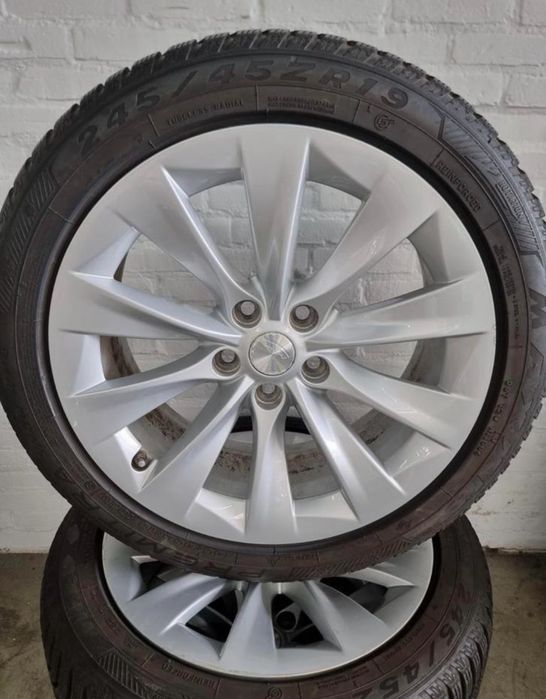 Tesla model s джанти 19 със зимни гуми