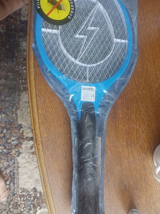 Paleta prins muște, tantari prin electrocutare.