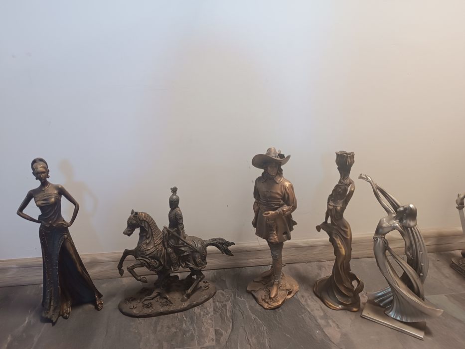 Метални статуетки