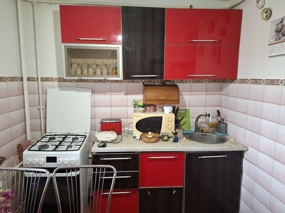 P.F Închiriez apartament Broșteni zona Banca Transilvania