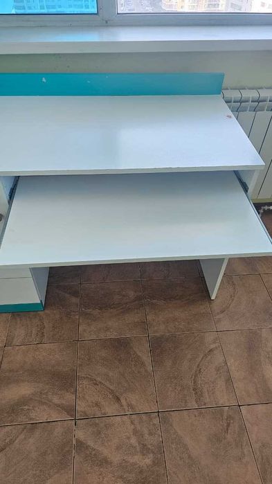 Продам стол детский письменный