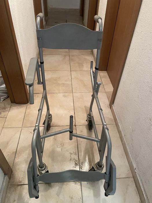 Инвалиден стол/ проходилка