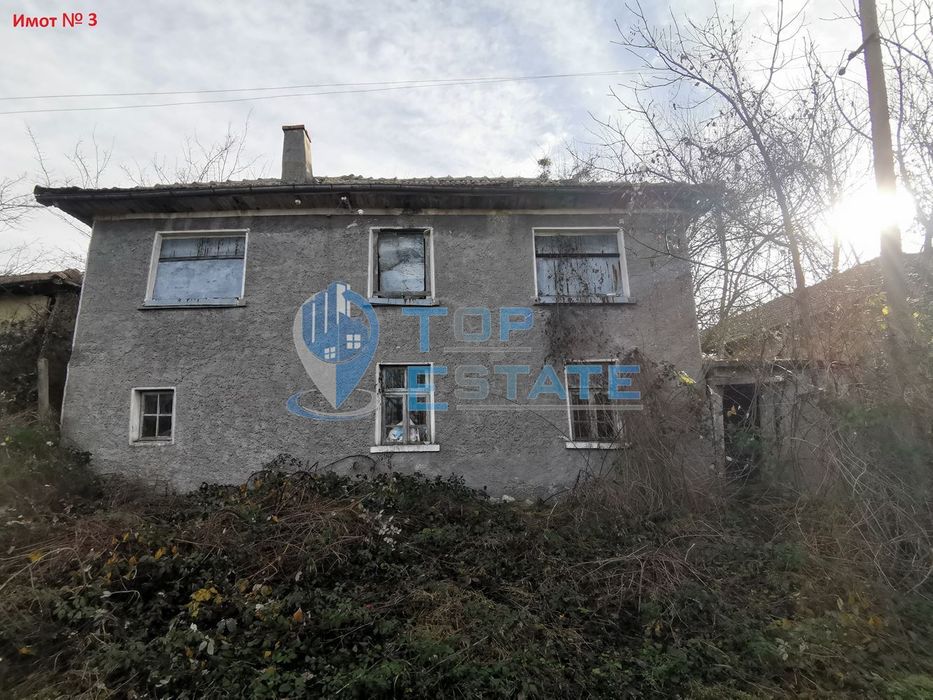 Пет къщи и два парцела в село Кавлак, област Велико Търново