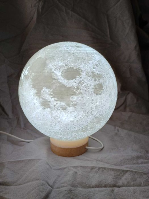 3D Нощна Лампа „Луна“ със Ваша Снимка – Персонализиран Подарък