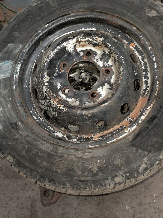 Шины  с дисками стояли на ниве