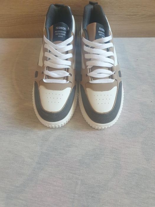 Чисто нов чифт обувки