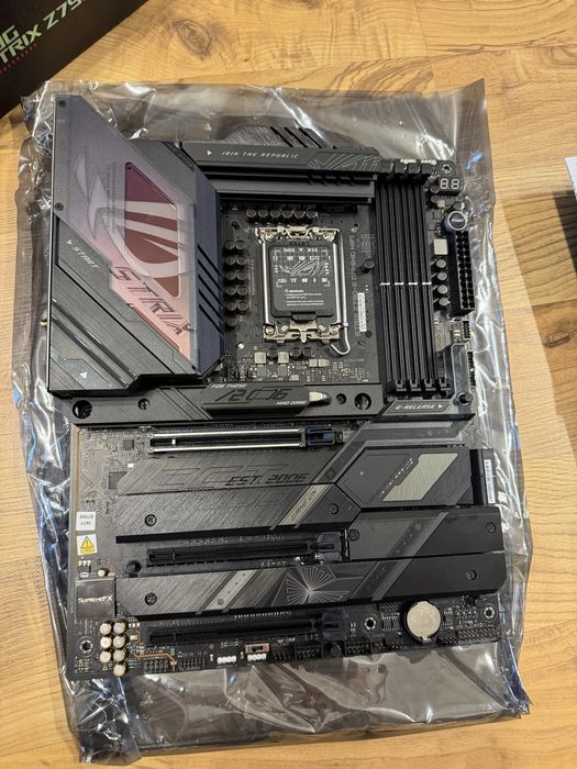 Placa de baza ASUS ROG STRIX Z790-E GAMING WIFI, Socket 1700, Garantie 12 Luni