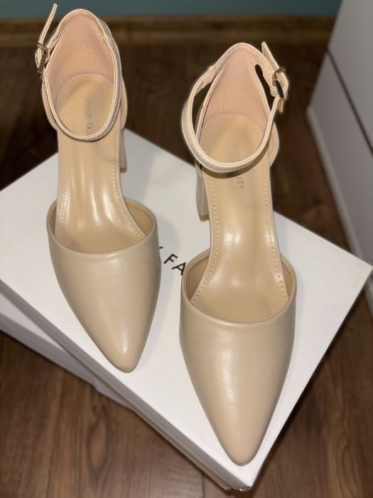 Бежови елегантни обувки на ток