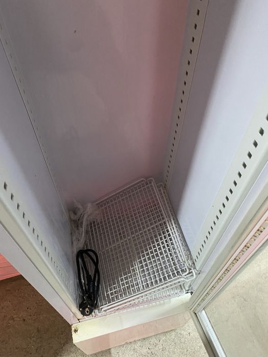 Vitrina  frigorifica slim pentru sucuri