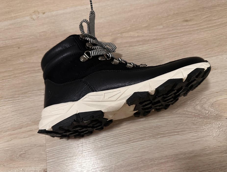 Продам кросовки женские димисезонные