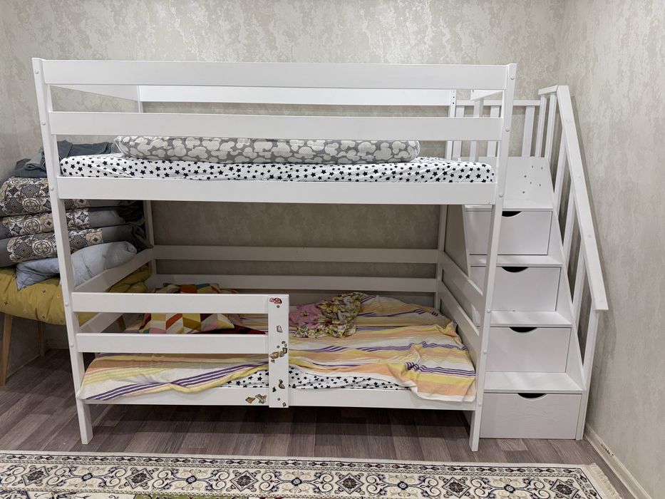 Продам комплект мебели в детскую.