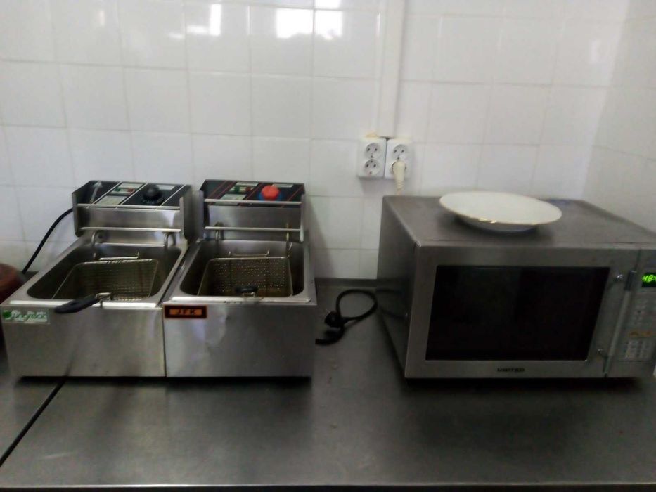 Пълно оборудване за заведение за бързо хранене.