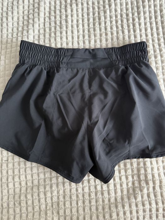 Pantaloni scurti Nike marimea S, noi