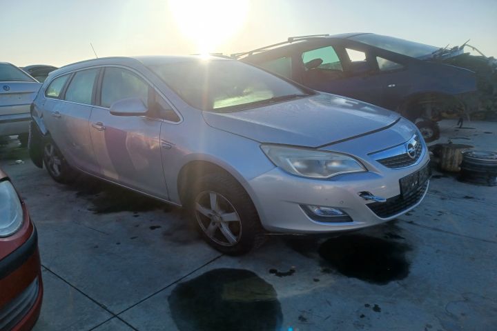 Aripa fata dreapta Opel Astra J