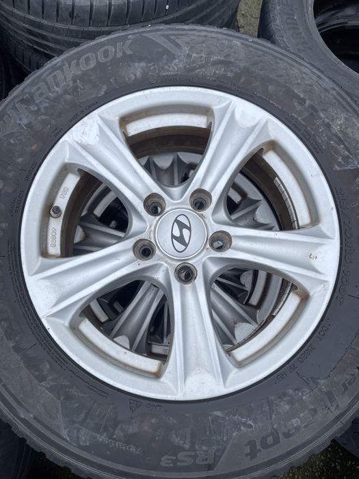 Set jante aliaj originale Hyundai R16 cu anvelope de iarna 215 70 R16